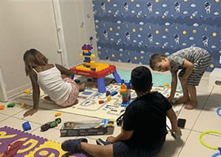 Crianças brincando na Clinica Sensory